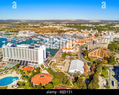 Vue aérienne de Vilamoura avec marina et resorts, Algarve, Portugal Banque D'Images