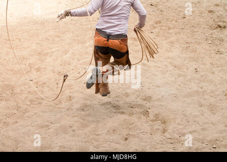 Charro mexicain jumping grâce à son lasso, charreria, charreada Banque D'Images