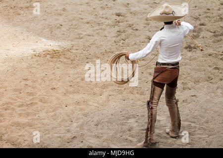 Effectuer un tour charro mexicain avec lasso est Banque D'Images