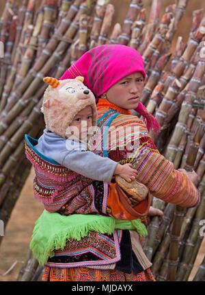 Deux femmes hmongs assis dans pouvez Cao du marché, le Vietnam. Banque D'Images