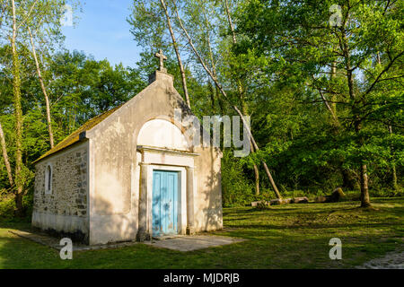 La chapelle de Notre-Dame de Roiblay dans la forêt sur la commune de Saint-Mery, France, restauré en 1995, est tout ce qui reste de l'ancien prieuré. Banque D'Images