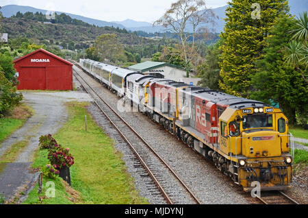 MOANA, Nouvelle-Zélande, le 23 avril 2018 : un train de voyageurs, le Tranz Scenic, attente à la gare ferroviaire de Moana pour les passagers de débarquer. Banque D'Images