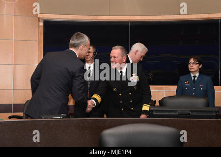 Le Secrétaire général de l'OTAN, Jens Stoltenberg est accueilli par l'arrière de l'US Navy Adm. Daniel Fillion, le Commandement stratégique américain (USSTRATCOM) directrice des opérations, au cours d'une visite de la bataille de la commande pont à Offutt Air Force Base, Neb., 6 avril 2018. Au cours de sa visite, Stoltenberg ont visité le centre de commandement des opérations à l'échelle mondiale et a participé à des discussions avec le U.S. Air Force le général John Hyten, commandant de l'USSTRATCOM, d'autres hauts dirigeants et experts en la matière les États-Unis continuent de soutenir l'OTAN et alliés. (U.S. Navy Banque D'Images