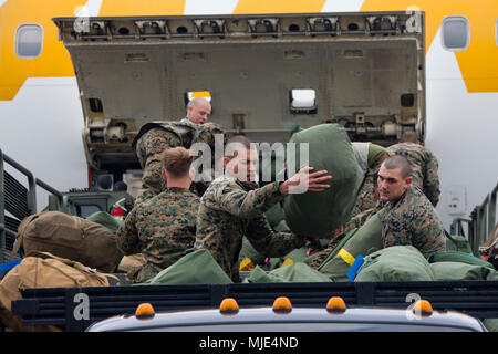 Les Marines américains avec air-sol marin spécialisé Groupe Force-Crisis Response-Africa 18,2 arrivent à la base aérienne de Morón, Espagne, le 14 mars 2018. SPMAGTF-CR-AF est déployée pour effectuer d'intervention en cas de crise et théâtre-opérations de sécurité en Europe et l'Afrique du Nord. (U.S. Marine Corps Banque D'Images