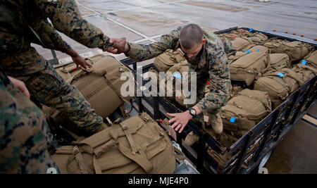 Les Marines américains avec air-sol marin spécialisé Groupe Force-Crisis Response-Africa 18,2 arrivent à la base aérienne de Morón, Espagne, le 14 mars 2018. SPMAGTF-CR-AF est déployée pour effectuer d'intervention en cas de crise et théâtre-opérations de sécurité en Europe et l'Afrique du Nord. (U.S. Marine Corps Banque D'Images