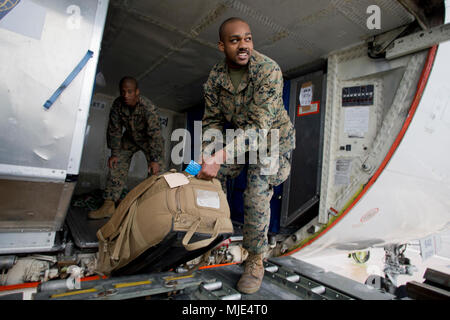 Les Marines américains avec air-sol marin spécialisé Groupe Force-Crisis Response-Africa 18,2 arrivent à la base aérienne de Morón, Espagne, le 14 mars 2018. SPMAGTF-CR-AF est déployée pour effectuer d'intervention en cas de crise et théâtre-opérations de sécurité en Europe et l'Afrique du Nord. (U.S. Marine Corps Banque D'Images