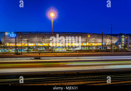 Les chenilles à München Hauptbahnhof (la gare principale de Munich), Zentraler Omnibusbahnhof ZOB (gare routière centrale ZOB) dans l'arrière-plan, Munich, Haute-Bavière, Bavaria, Germany, Europe Banque D'Images