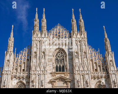 Façade avant, la cathédrale de Milan, le Duomo di Santa Maria Nascente, Milan, Lombardie, Italie, Europe Banque D'Images