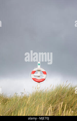 Bouée en face de nuages de tempête sur la plage de Vester Sømarken, Europe, Danemark, Bornholm, Banque D'Images