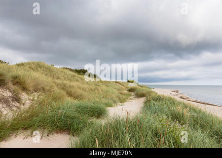 Sombres nuages sur la plage de Vester Sømarken, Europe, Danemark, Bornholm, Banque D'Images