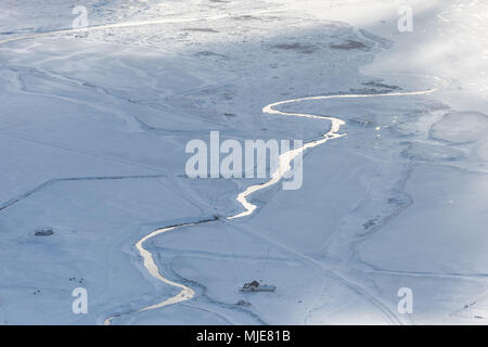 L'Islande, bird's-eye view, ferme sur une rivière en hiver Banque D'Images