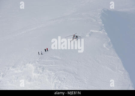 Hélicoptère a atterri sur l'Eyjafjallajökull enneigés alors que le plus beau temps d'hiver en février, le pilote et trois passagers sont sortis Banque D'Images