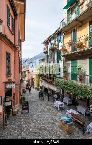 Rue alita Serbelloni' avec des magasins et restaurants, Bellagio, Lac de Côme, province de Côme, Lombardie, Italie du Nord, Italie, Europe du Sud, Europe Banque D'Images