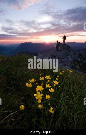 Ascension de l'Alpspitze au lever du soleil, les montagnes de Wetterstein, à proximité Garmisch, Bavière, Allemagne Banque D'Images