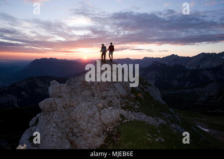 Ascension de l'Alpspitze au lever du soleil, les montagnes de Wetterstein, à proximité Garmisch, Bavière, Allemagne Banque D'Images