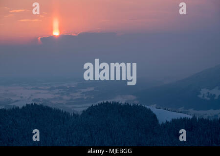 Matin sur l'humeur Zwiesel en vue de l'Blomberg et la vallée en hiver, fermer Bad Tölz, Alpes bavaroises, Bavière, Allemagne Banque D'Images