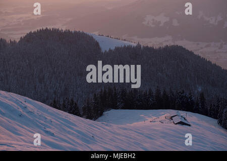 Matin sur l'humeur Zwiesel avec vue d'Schnaiteralm et Blomberg, fermer Bad Tölz, Alpes bavaroises, Bavière, Allemagne Banque D'Images