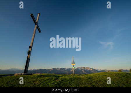 Sommet cross sur le Zwiesel avec vue sur le Benediktenwand, près Bad Tölz, Alpes bavaroises, Bavière, Allemagne Banque D'Images