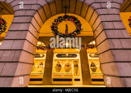 L'Angleterre, Londres, Piccadilly, Le Ritz Shopping Arcade avec des décorations de Noël Banque D'Images