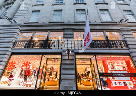 L'Angleterre, Londres, Regent Street, Uniqlo Store Banque D'Images