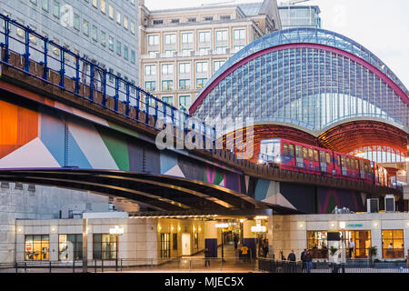 L'Angleterre, Londres, Canary Wharf, le DLR Station Banque D'Images