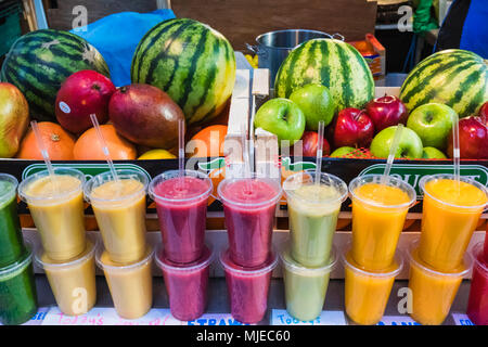 L'Angleterre, Londres, Shoreditch, Spitafields Market, jus de fruit Stall Display Banque D'Images