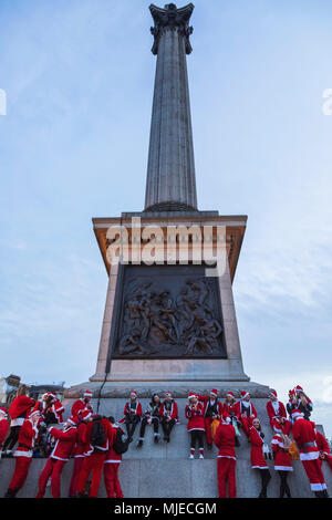 L'Angleterre, Londres, Trafalgar Square, Nelsons Column, les gens habillés en costume de Père Noël Banque D'Images