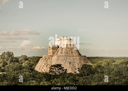 Uxmal, Yucatan, Mexique - 13 octobre 2017 : La Pyramide du Magicien (Pirámide del Mago) dans la ville maya de Uxmal, Mexique Banque D'Images