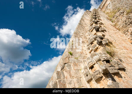 Uxmal, Yucatan, Mexique - 13 octobre 2017 : La Pyramide du Magicien (Pirámide del Mago) dans la ville maya de Uxmal, Mexique Banque D'Images