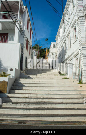 Lerading les escaliers jusqu'à la colline entre les maisons historiques à Charlotte Amalie capitale de St Thomas, Îles Vierges Britanniques Banque D'Images