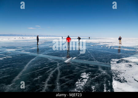 L'Asie, la Russie, la Sibérie, la Bouriatie, oblast d'Irkoutsk, le lac Baïkal, les gens marcher sur la glace Banque D'Images