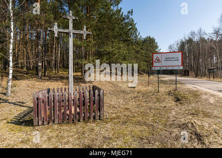 L'Europe, Pologne, Podlaskie Voivodeship, Carska Road, croix wodden Banque D'Images