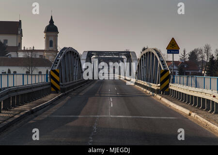 L'Europe, Pologne, Podlaskie Voivodeship, Tykocin - pont de la rivière Narew Banque D'Images