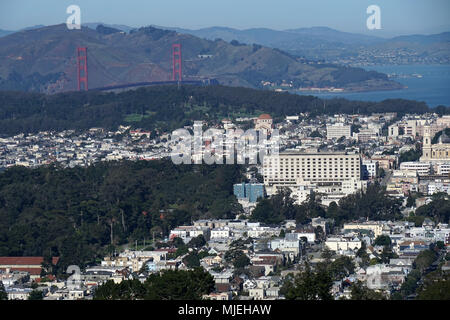 Vue sur le Golden Gate Bridge et Presidio de Twin Peaks à San Francisco, Californie Banque D'Images