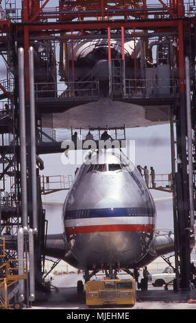 Navette spatiale d'être chargé dans un avion de 747 à Edwards Air Force Base, en Californie. Banque D'Images