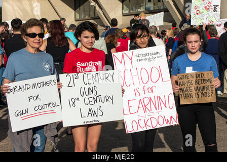 Dallas, Texas, USA. 04 mai, 2018. 'Se tenir jusqu'à l'ARN' et d'autres groupes de manifestants démontrer au cours de la National Rifle Association's 2018 convention. Crédit : Brian Cahn/ZUMA/Alamy Fil Live News Banque D'Images