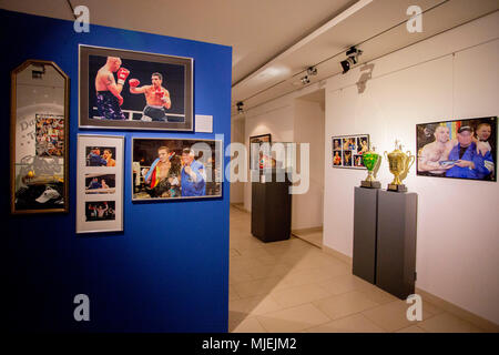 04 mai 2018, l'Allemagne, Gera : l'exposition 'Ring gratuitement ! Ulli Wegner - Boxer, formateur, citoyen d'honneur" dans le musée de la ville de Gera. L'exposition spéciale est montrant les trophées et la carrière de Ulli Wagner du 04 mai 2018 au 28 avril 2019. Photo : Christoph Soeder/dpa Banque D'Images