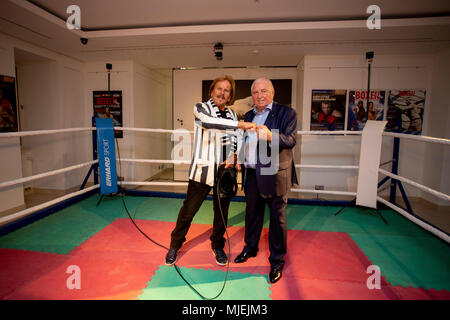 04 mai 2018, l'Allemagne, Gera : Singer Frank Zander et boxe et ancien boxeur amateur Ulli Wegner lors de l'ouverture de l'exposition 'Ring gratuitement ! Ulli Wegner - Boxer, formateur, citoyen d'honneur" dans le musée de la ville de Gera. L'exposition spéciale est montrant les trophées et la carrière de Ulli Wagner du 04 mai 2018 au 28 avril 2019. Photo : Christoph Soeder/dpa Banque D'Images