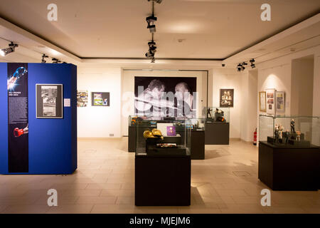 04 mai 2018, l'Allemagne, Gera : l'exposition 'Ring gratuitement ! Ulli Wegner - Boxer, formateur, citoyen d'honneur" dans le musée de la ville de Gera. L'exposition spéciale est montrant les trophées et la carrière de Ulli Wagner du 04 mai 2018 au 28 avril 2019. Photo : Christoph Soeder/dpa Banque D'Images