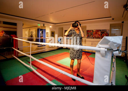 04 mai 2018, l'Allemagne, Gera : Conservateur et réalité virtuelle producteur Tanya von Unger à l'ouverture de l'exposition 'Ring gratuitement ! Ulli Wegner - Boxer, formateur, citoyen d'honneur" dans le musée de la ville de Gera. L'exposition spéciale est montrant les trophées et la carrière de Ulli Wagner du 04 mai 2018 au 28 avril 2019. Photo : Christoph Soeder/dpa Banque D'Images