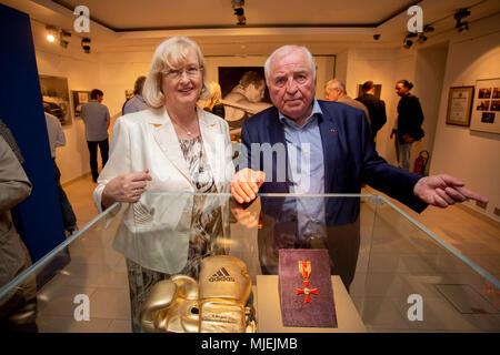 04 mai 2018, l'Allemagne, Gera : maire de Gera Viola Hahn et boxe et ancien boxeur amateur Ulli Wegner lors de l'exposition 'Ring gratuitement ! Ulli Wegner - Boxer, formateur, citoyen d'honneur" dans le musée de la ville de Gera. L'exposition spéciale est montrant les trophées et la carrière de Ulli Wagner du 04 mai 2018 au 28 avril 2019. Photo : Christoph Soeder/dpa Banque D'Images