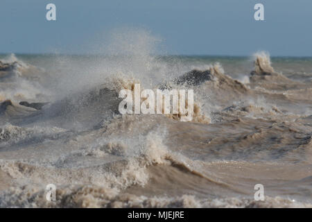 Port Stanley, en Ontario, Canada. 4 mai 2018, de grosses vagues sur le lac Érié et jetée de Port Stanley alors que le vent a frappé plus de 65 km/h et avec des rafales à 80km/h. Cette tempête a duré environ 4 heures, beaucoup de gens ont été privés d'électricité, arbres et des feux de circulation ont été un peu partout en Ontario. Luc Durda/Alamy live news Banque D'Images