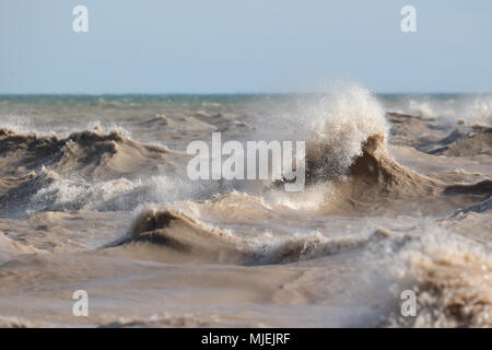 Port Stanley, en Ontario, Canada. 4 mai 2018, de grosses vagues sur le lac Érié et jetée de Port Stanley alors que le vent a frappé plus de 65 km/h et avec des rafales à 80km/h. Cette tempête a duré environ 4 heures, beaucoup de gens ont été privés d'électricité, arbres et des feux de circulation ont été un peu partout en Ontario. Luc Durda/Alamy live news Banque D'Images