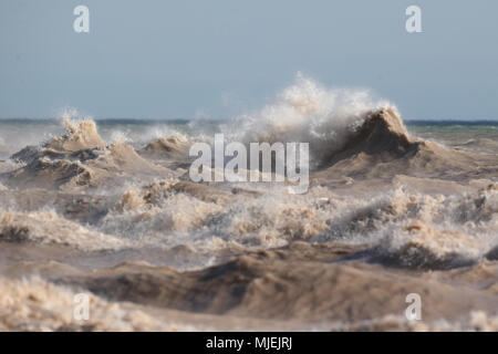 Port Stanley, en Ontario, Canada. 4 mai 2018, de grosses vagues sur le lac Érié et jetée de Port Stanley alors que le vent a frappé plus de 65 km/h et avec des rafales à 80km/h. Cette tempête a duré environ 4 heures, beaucoup de gens ont été privés d'électricité, arbres et des feux de circulation ont été un peu partout en Ontario. Luc Durda/Alamy live news Banque D'Images