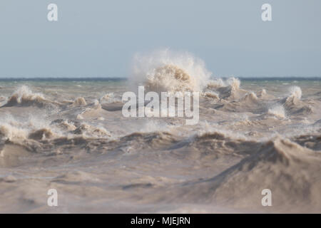 Port Stanley, en Ontario, Canada. 4 mai 2018, de grosses vagues sur le lac Érié et jetée de Port Stanley alors que le vent a frappé plus de 65 km/h et avec des rafales à 80km/h. Cette tempête a duré environ 4 heures, beaucoup de gens ont été privés d'électricité, arbres et des feux de circulation ont été un peu partout en Ontario. Luc Durda/Alamy live news Banque D'Images