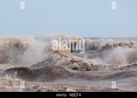 Port Stanley, en Ontario, Canada. 4 mai 2018, de grosses vagues sur le lac Érié et jetée de Port Stanley alors que le vent a frappé plus de 65 km/h et avec des rafales à 80km/h. Cette tempête a duré environ 4 heures, beaucoup de gens ont été privés d'électricité, arbres et des feux de circulation ont été un peu partout en Ontario. Luc Durda/Alamy live news Banque D'Images