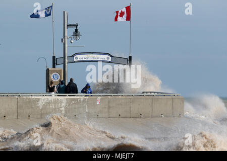 Port Stanley, en Ontario, Canada. 4 mai 2018, de grosses vagues sur le lac Érié et jetée de Port Stanley alors que le vent a frappé plus de 65 km/h et avec des rafales à 80km/h. Cette tempête a duré environ 4 heures, les gens ont bravé les eaux froides pour essayer de prendre des photos pendant la tempête. Luc Durda/Alamy live news Banque D'Images