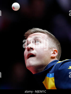 Halmstad, Suède. 4 mai, 2018. Mattias Karlsson de Suède sert à Liam Pitchford d'Angleterre au cours de la Men's group 2018 match quart à la World Team Tennis de Table championnats en Halmstad, Suède, le 4 mai 2018. Credit : Ye Pingfan/Xinhua/Alamy Live News Banque D'Images