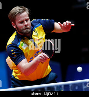 Halmstad, Suède. 4 mai, 2018. Jon Persson de la Suède renvoie la balle à Samuel Walker de l'Angleterre au cours de la Men's group 2018 match quart à la World Team Tennis de Table championnats en Halmstad, Suède, le 4 mai 2018. Credit : Ye Pingfan/Xinhua/Alamy Live News Banque D'Images