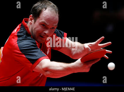 Halmstad, Suède. 4 mai, 2018. Paul Drinkhall d'Angleterre renvoie la balle à Kristian Karlsson de Suède au cours de la Men's group 2018 match quart à la World Team Tennis de Table championnats en Halmstad, Suède, le 4 mai 2018. Credit : Ye Pingfan/Xinhua/Alamy Live News Banque D'Images